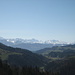 Blick über das Tösstal hinweg zu der weißen Alpenlandschaft