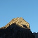 Der eindrücklich gefaltete Gipfelaufbau vom Brünnelistock wurde von der Morgensonne erleuchtet.