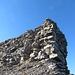 Durch die Rinne in der Bildmitte könnte man direkt auf den Gipfel vom Höch Hund klettern, allerdings ist das Gestein sehr unzuverlässig. Die Markierungen leiten einem nach links und umgehen diese Felsstufe auf einem Band.