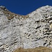 Hier befand sich früher ein Fixseil, neuerdings hilft einem hier eine solide verankerte Kette das fast senkrechte Felswändchen zu überwinden. Anschliessend steigt man den steilen Grashang zum Gipfelplateau hoch und erreicht in wenigen Schritten das Gipfelkreuz vom Druesberg.