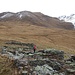 Die Ruinen auf der Alp Andies. Der weitere Weg führt mehr oder weniger der Spur in der linken Bildhälfte entlang auf den Rücken am linken Bildrand. In der Mitte sind die Nolla-Gipfel.