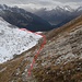 Der weitere Abstieg ist gut sichtbar und verläuft auf der rechten Seite des Tals. Unten möchte man eigentlich nach rechts zur Alp Andies aber der Weg führt zuerst nach links in die schneebedeckte Flanke.