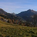 Schon knapp oberhalb vom Leysin hat man ein schöne Aussicht auf die waadtländer Alpen. Links steht der Mont d'Or (2175m), rechts der Pic Chaussy (2351m).