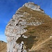 Foto vom P.2136m hinauf zur Felsstufe auf etwa 2200m über die eine Leiter führt. Der Hügel links mit der Seilbahnstation ist der Chaux de Mont (2205m).