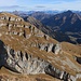 Tour d'Aï (2330,8m): Gipfelaussicht nach Osten vorbei am fast gleich hohen Tour de Mayen (2326m). Am Horizont sind die Berner Hochalpen zu sehen, davor stehen zahlreiche der Waadtländer Voralpen.