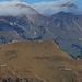 Tour d'Aï (2330,8m): Gipfelaussicht über die Pointe d'Aveneyre (2026,4m) zu den wolkenverhangenen Freiburger Berge Dent de Lys (links; 2014,1m) und Le Moléson (rechts; 2002,3m).