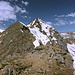 Cheget - Ausblick am Gipfel des "Kleinen Cheget" in etwa westliche Richtung zum eigentlichen (Großen) "Cheget"-Gipfel (3.759 m).