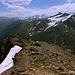 Cheget - Ausblick am Gipfel des "Kleinen Cheget" in etwa östliche/südöstliche Richtung, u. a. mit den beiden Kogutaj-Gipfel sowie Ushba und einigen 5.000ern im Hintergrund.