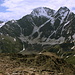 Cheget - Ausblick am Gipfel des "Kleinen Cheget" in etwa südöstliche/südliche Richtung, wo Donguzorun und Nakratau  dominieren. Über beide Gipfel läuft der Kaukasus-Hauptkamm.