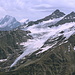Im Abstieg vom Cheget - Blick zu den Kogutaj-Gipfeln und den anschließenden Gletscher. Links könnte ggf. der Dykhtau zu sehen sein.