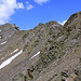 Im Abstieg vom Cheget - Rückblick zum Cheget-Grat. Der Gipfel des "Kleinen Cheget" (3.461 m) befindet sich rechts.