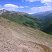 Im Abstieg vom Cheget - Über den Bergwanderweg geht der Blick ins Baksan-Tal.