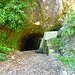 Der erste Tunnel der Levada do Norte, recht lang. Die Stufen lassen vermuten, dass hier eine kleinere Levada herunterkommt, eventuell ein Teil der Levada da Serra oder die Levada do Plaino Velho, von der wir eben gekommen sind?