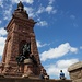 Der imposante Turm mit der eindrucksvollen Reiterstatue