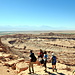 Le Mirador de Cari, avec le Canon de Cari au premier plan, le Salar d'Atacama au second, et la chaine des volcans tout au fond