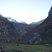 Riesige Felsblöcke bei Gerra und Rückblick ins Valle Calnègia