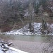 Blick zum gegenüberliegenden Ufer mit der Sandstein-Nagelfluh-Bank 1