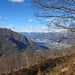 Colpo d'occhio sulla Piana di Magadino e Lago Maggiore.<br />La cresta a sx sale da Quartino fino al Monte Tamaro.