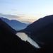 Am Ende der Tour. Blick auf den Lago di Vogorno in der Dämmerung.