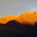 Le prime luci del sole illuminano le cime delle montagne....