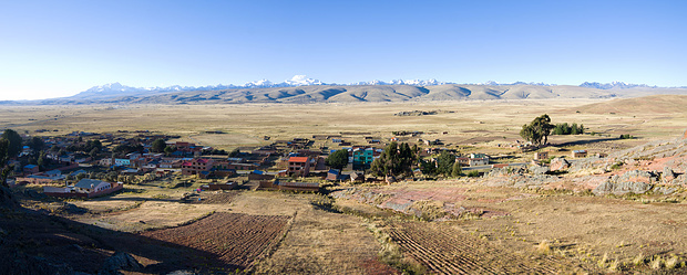 So schön liegt Penas vor der Cordillera Real