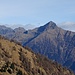 Keine Spur von Winter auch auf der gegenüber liegenden Talseite mit dem immerhin mehr als 2700 m. ü. M. hohen Pizzo di Claro.