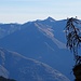 Der Blick auf die gegenüber liegende Talseite hoch über der Agglomeration Bellinzona