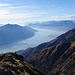 Auf dem Grat oberhalb der Cima d'Orino angekommen, öffnet sich der unglaubliche Blick über den Lago Maggiore.