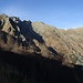 Ein Blick zurück zu unserer Aufstiegsroute durch die steile Südflanke der Cima d'Erbea - immer noch teilweise im Sonnenlicht.