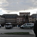 Schloss (2)<br />Gerade versammeln sich die Teilnehmer einer Klima-Demo im Schlosshof - mit fast mehr Polizisten als Demonstranten.