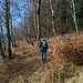Gabriele sul selvaggio sentiero nel bosco.