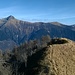 La cresta finale per la Cima d'Aspra 1848 mt. colpo d'occhio sul Pizzo Claro sullo sfondo.