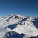 am Gipfel Blick nach Nordost: in der Mitte das Bergmassiv mit Kulminationspunkt Aiguille de Peclet (3561m). Der Zipfel links davon im Hintergrund ist La Grande Motte (3656m), links davon La Grande Casse (3855m), höchster Gipfel der Vanoise