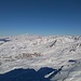 links der Mitte das Mont Blanc-Massiv (4810m, 67km), rechts davon Grandes Jorasses (4205m, 75km). Ein Stück weiter rechts ragt der Mont Pourri (3779m, 38km) heraus. Ganz rechts La Grande Casse (3855m, 26km) und La Grande Motte (3656m, 30km) als Zipfel