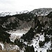 Wieder im Aufstieg zum Lukmanierpass. Blick zur Alpe Pertusio wo man von links durch den Wald geht