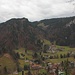 Der malerische Ort Tiefenbach am Fuße wenig bekannter Berge