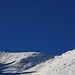 Der Mond näherte sich dem Horizont über dem Col de Verne (1814m). In der rechten, unteren Bildecke erkennt man die Skispur welcher ich bis in den Pass folgte.