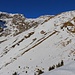 Wenig oberhalb vom Col de Verne (1814m) konnte ich meine Schneeschihe ausziehen und über die aperen Stellen zirka 250 Höhenmeter über den begrasten, mässig steilem Bergrücken hochlaufen. Der Gipfel der Cornettes de Bise liegt zurück gesetzt links auf den Foto.
