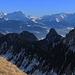 Aussicht unterhalb La Calaz zu den höchsten waadtländer Gipfel. Links stehen das Oldehore / Becca d'Audon (3122,5m) und Sommet des Diablerets (3209,7m). Rechts ist der Felsklotz Grand Muveran (3051,1m).<br /><br />Interessant ist auch der steile, bewaldete Berg etwa in der Bildmitte. Es ist die La Braye (1788m) von der noch keine Besteigung auf HIKR beschrieben ist.