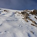 Über steiles Gelände stieg ich zum Gipfelfirnfeld auf. Der Aufstieg war dank harten Schnee mit Schneeschuhen sehr gut begehbar.