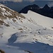 Tifblick unterhalb des Gipfelfirnfeldes auf meine Spur von der Hütte La Calaz (2064m) zum namenlosen Pass P.2250m.<br /><br />Schön zu sehen sind auch die Vorgipfel Rochers de Chaudin (2300m und 2276m) und der Sex de la Calle (2178m).