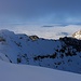 Cornettes de Bise (2432,3m): <br />Das Panorama im Norden, knapp unterhalb des Geipfels, bevor der Nebel mir kurz darauf die Aussicht raubte. Gegenüber steht der Tête de Lanchenaire (2347m) und etwas weiter entfernt ist der Mont Gardy (2201m) zu sehen.