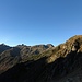 Gegenüber ist die Sonne bereits aufgegangen. Der Zacken links hinten ist die Cima Quarazza (2530 m), dann folgen rechts daneben Cima Orsera (2471 m) und der runde Buckel der Monte Cengello (2439 m)