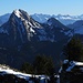 Markant erhebt sich der Chöpfenberg, der Blick reicht bis in die Allgäuer Alpen.