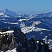 Über den Chli Aubrig-Gipfel schweift der Blick zum Pilatus-Stock und dem Rigi.