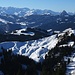 Hell leuchten die weißen Flächen der Alpe Ober Alten vor dem grandiosen Panorama.