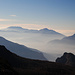 Gardaseeberge, Monte Baldo Massiv links, Monte Altissimo di Nago, rechts vorne Monte Biaena