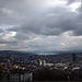 Aussicht über Zürich, den Zürichsee und in den Wolken verdeckt die Alpen