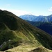 Der Abstieg von der Alpe Ogaggia zum Passo d´Ogaggia. <br />Darüber der Testa dei Rossi, den Wanderweg erkennt man schwan in der rechten Flanke des Berges.