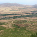 Vankasar - Ausblick am Gipfel über des Tal des Flusses Xaçınçay in etwa nordwestliche Richtung. Ganz rechts ist der Ort Qızıl Kəngərli (armenisch: Ղըզըլ Քյոնգերլի) zu erahnen.